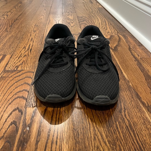 NIKE WOMENS TANJUN SNEAKER - BLACK
Size 8